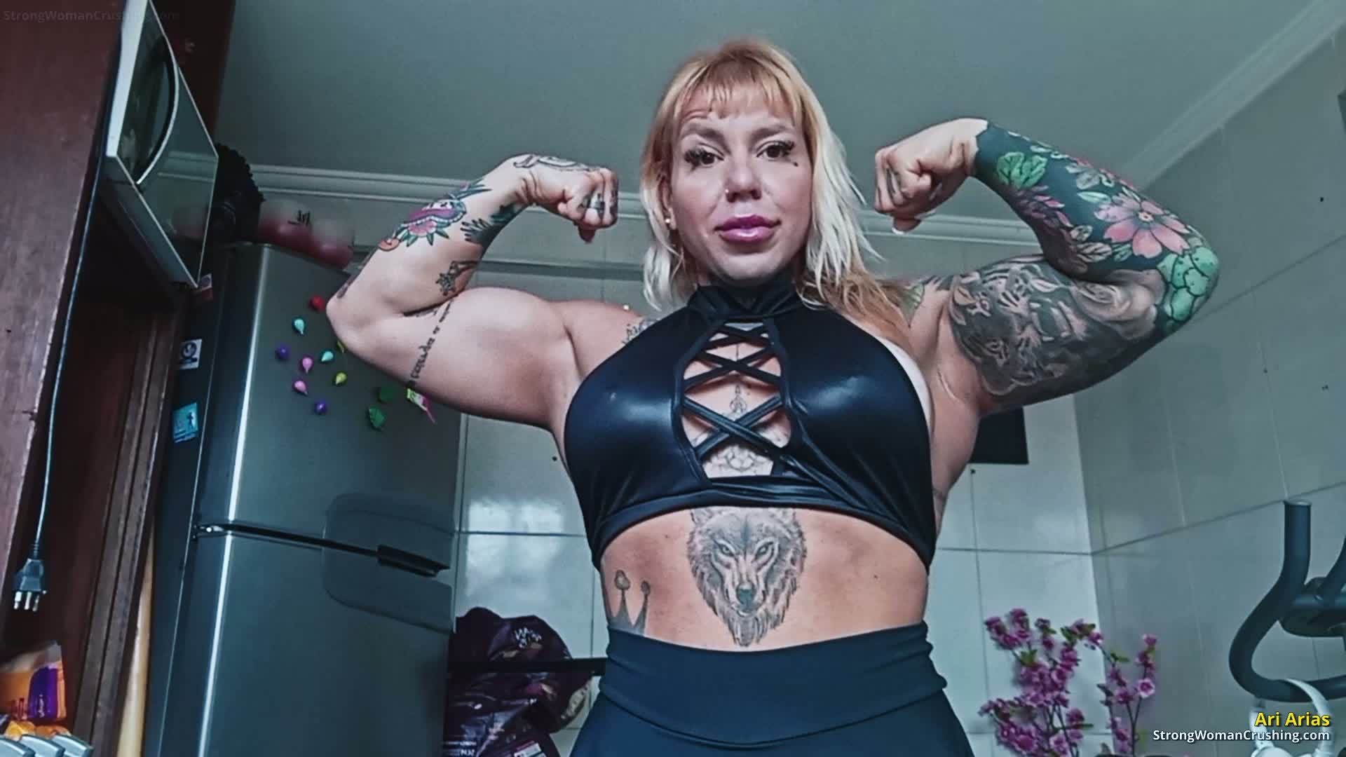 Ari Arias bursts apples with her muscles