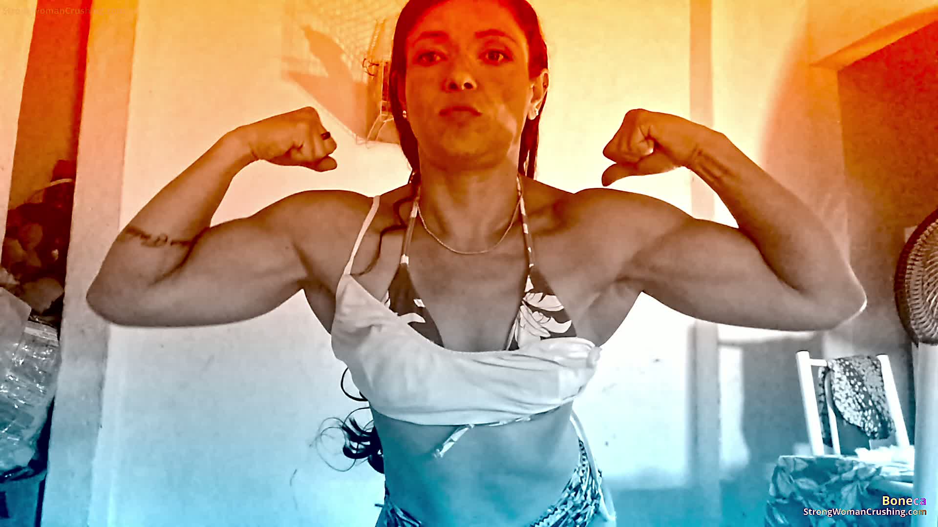 Boneca de Ferro rips her clothes