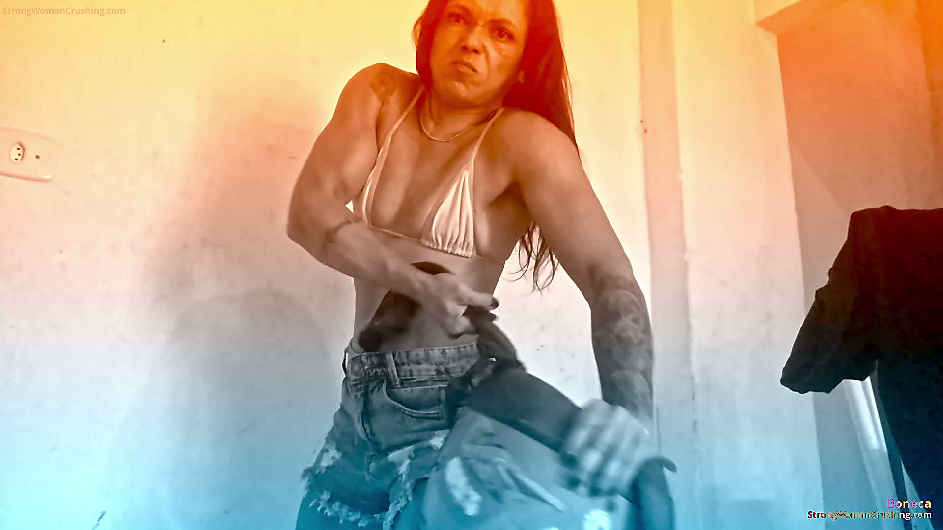 Boneca de Ferro destroys a Helmet