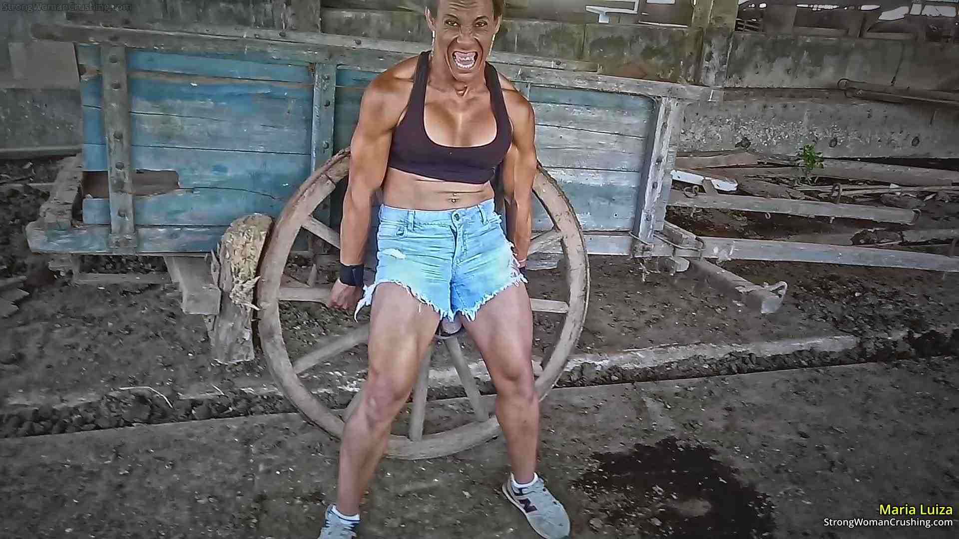 Maria Luiza lifts a big carriage