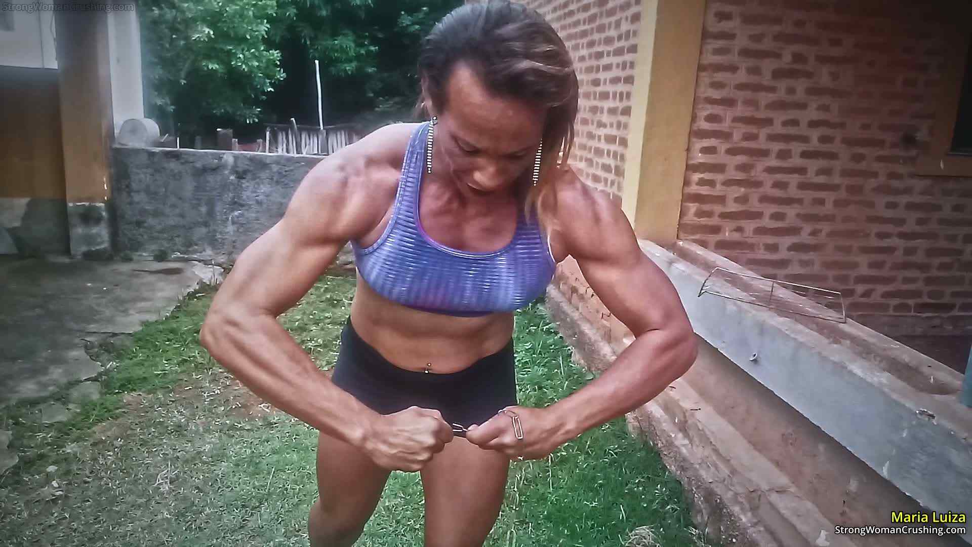 Maria Luiza Breaks a Metal Chain With Pure Muscle
