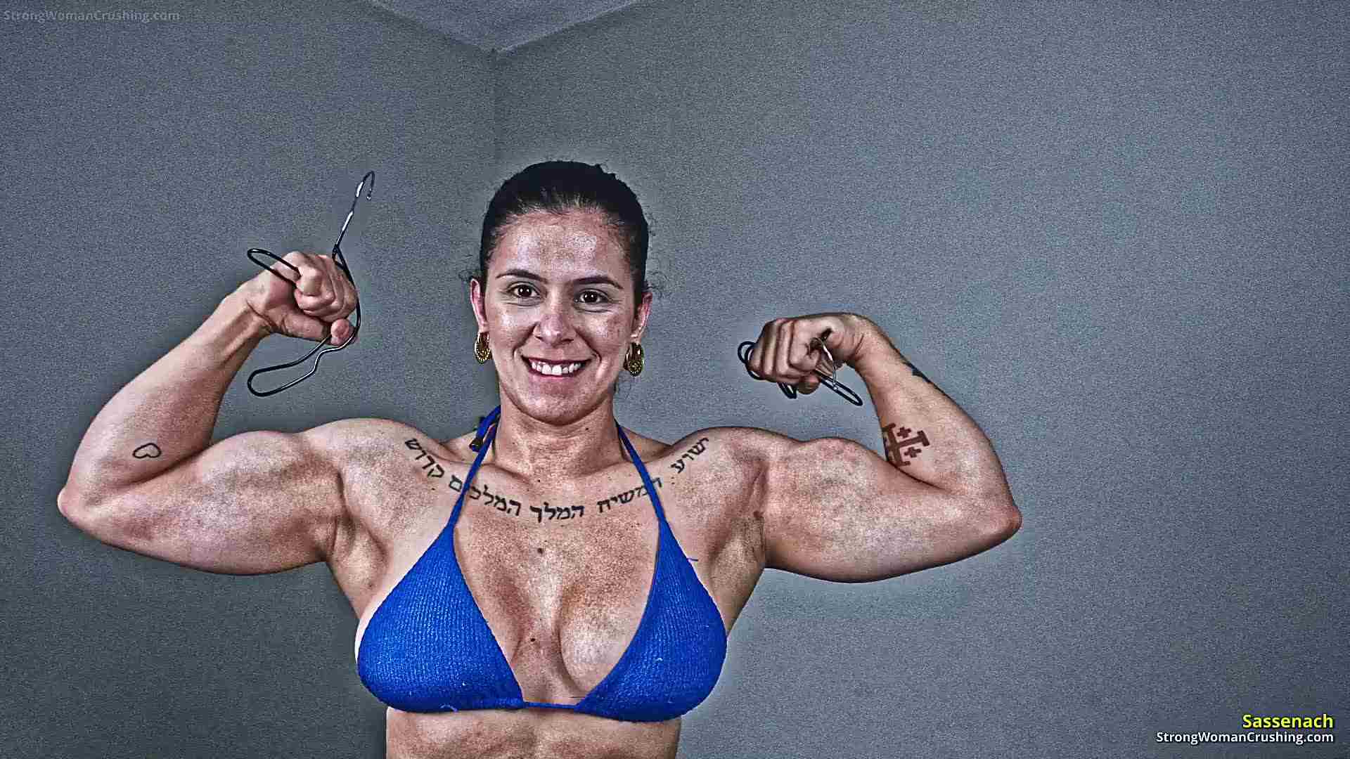 Sassenach pumps her biceps with metal hangers