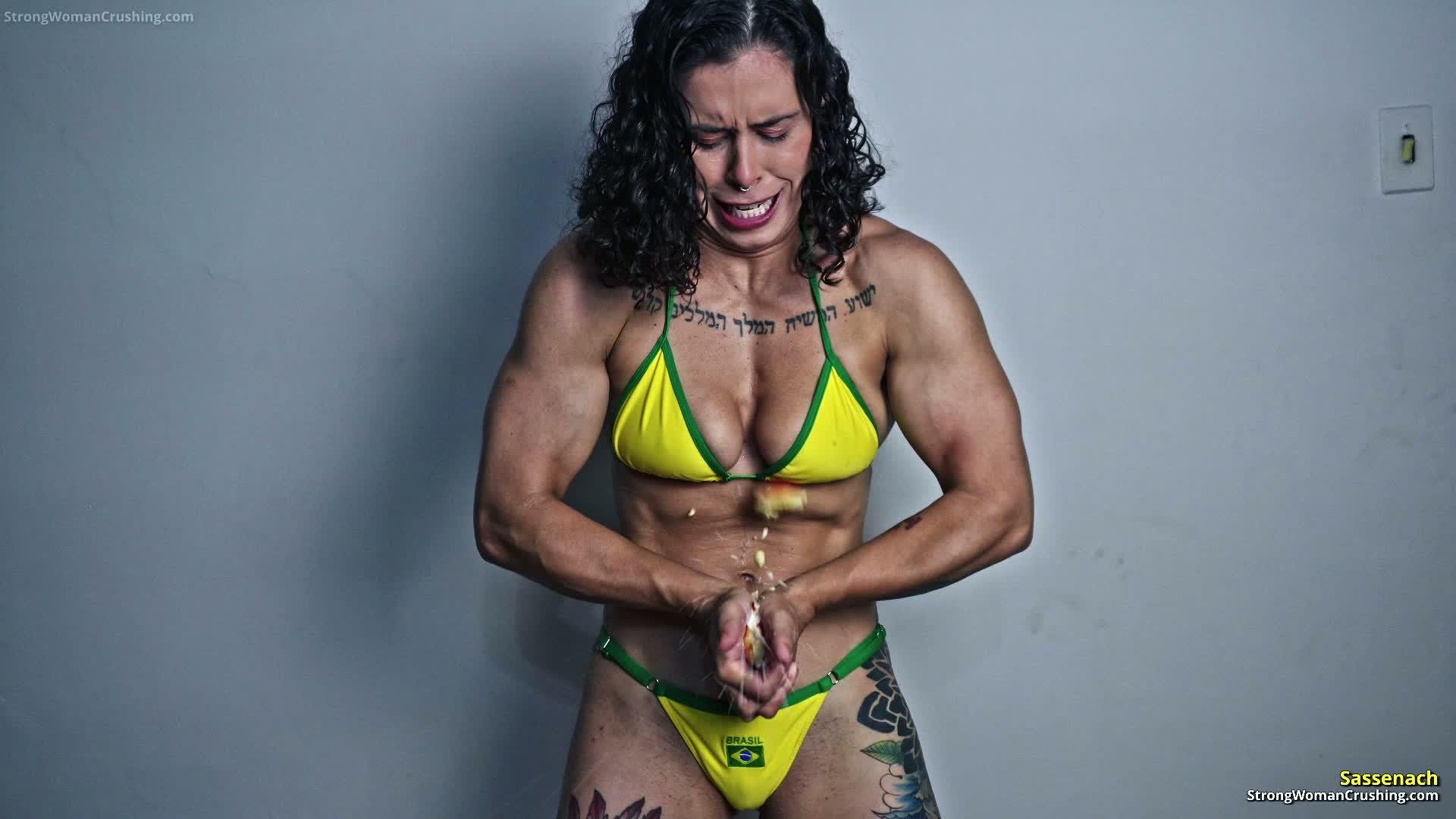 Sassenach bursts apples in her muscles