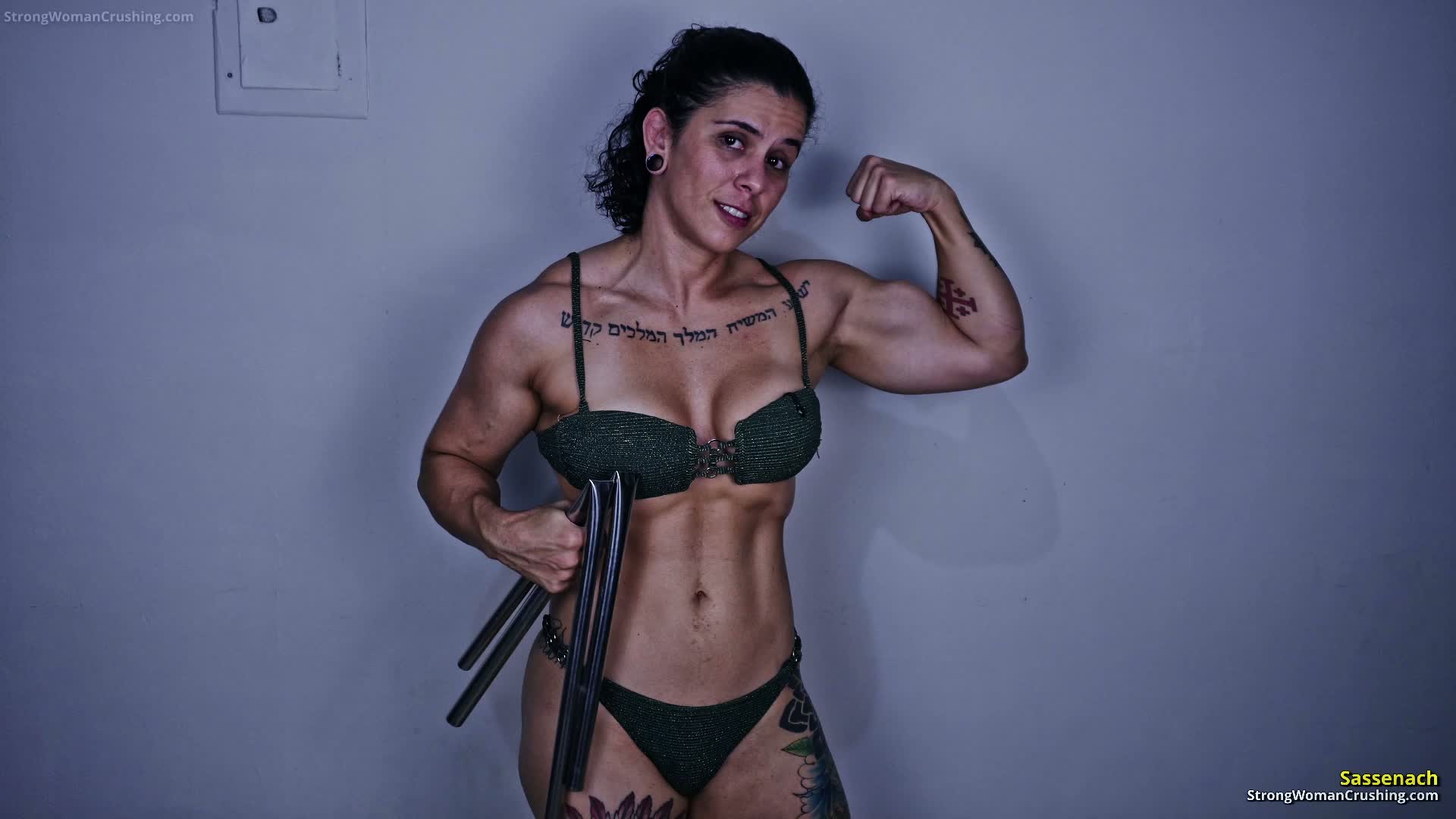 Sassenach Bends Steel Bars With Her Bare Hands