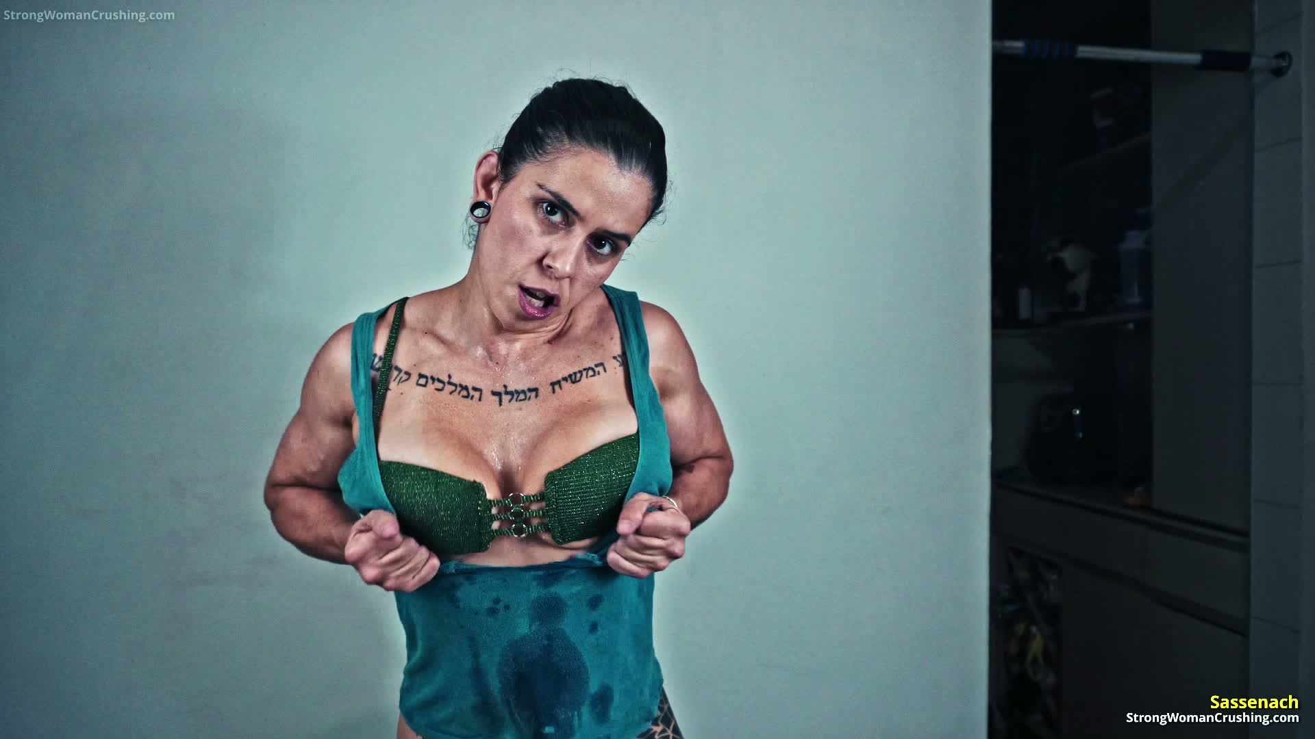 Sassenach Rips Her Shirt Apart With Pure Muscle