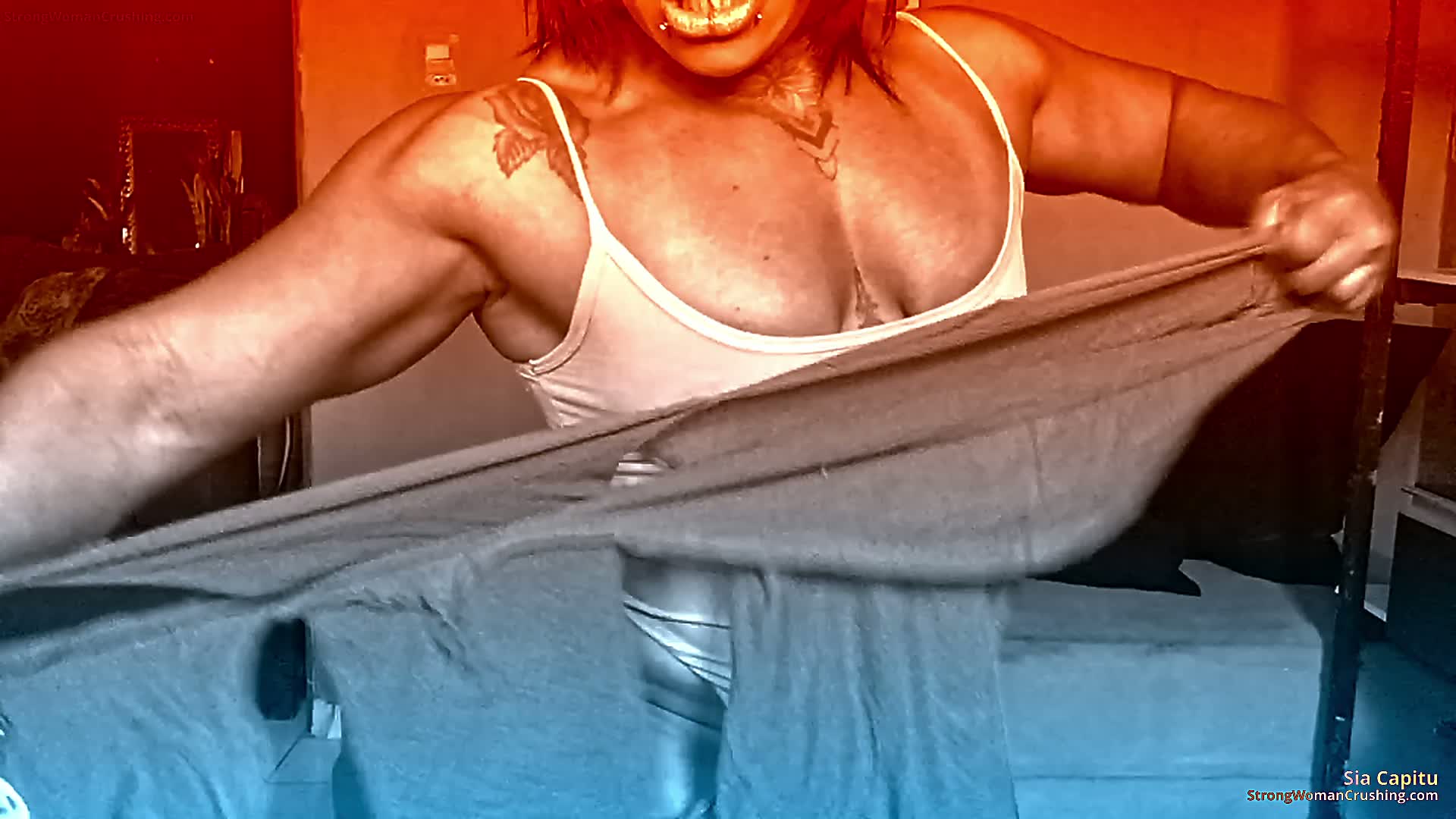 Sia Capitu rips her shirt