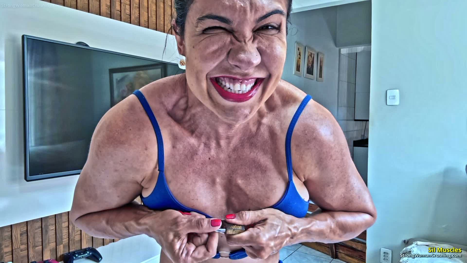 Sill Muscles break open a padlock using pure strength